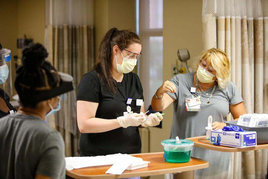 罗彻斯特大学护理学院的一名学生正在学习如何在医院使用医疗设备.