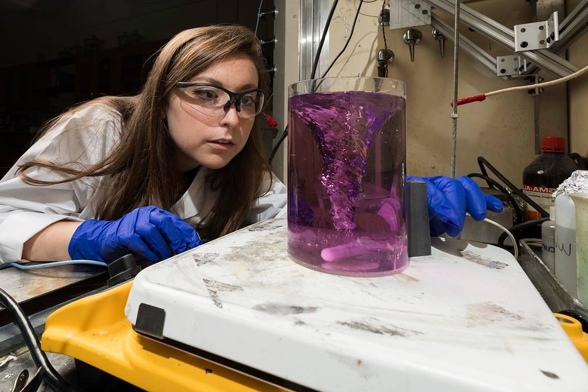 在罗彻斯特大学的实验室里，学生澳门威尼斯人网上赌场人员正在观察装有紫色液体的烧杯 