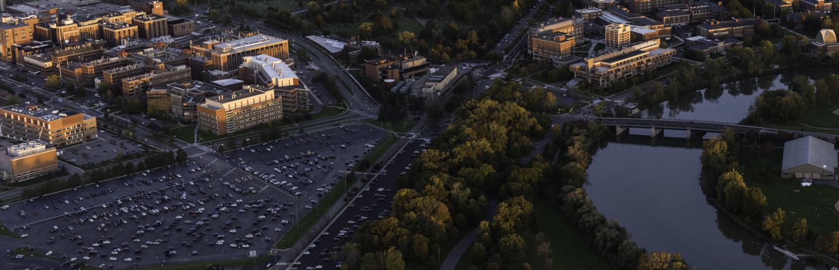 Aerial photo of University of Rochester's River Campus and 医疗中心 along with downtown Rochester, NY in in the evening
